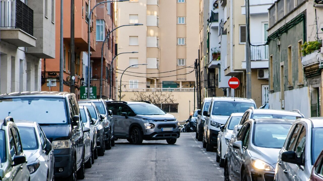 Calle en Son Cotoner con coches estacionados y un veh&iacute;culo en movimiento