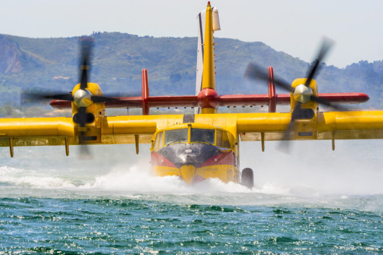 Hidroavión despegando del agua en Pollença, Mallorca