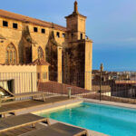 Terraza del Hotel Basílica con piscina y vistas en Palma
