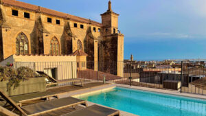 Terraza del Hotel Bas&iacute;lica con piscina y vistas en Palma