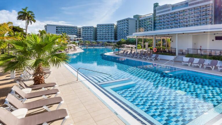 Vista de la piscina y áreas del Hotel Meliá Varadero en Cuba