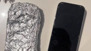Pilladas dos ladronas con m&oacute;viles envueltos en papel de aluminio para evitar su rastreo en Playa de Palma