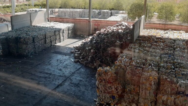 Vista de residuos compactados en un centro de reciclaje en Ibiza