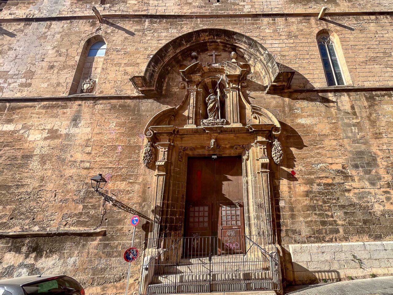 Fachada de la Iglesia de la Santa Creu en Mallorca