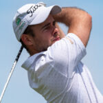 Jugador de golf en acción durante un torneo en Illes Balears