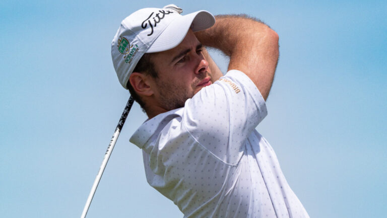 Jugador de golf en acción durante un torneo en Illes Balears