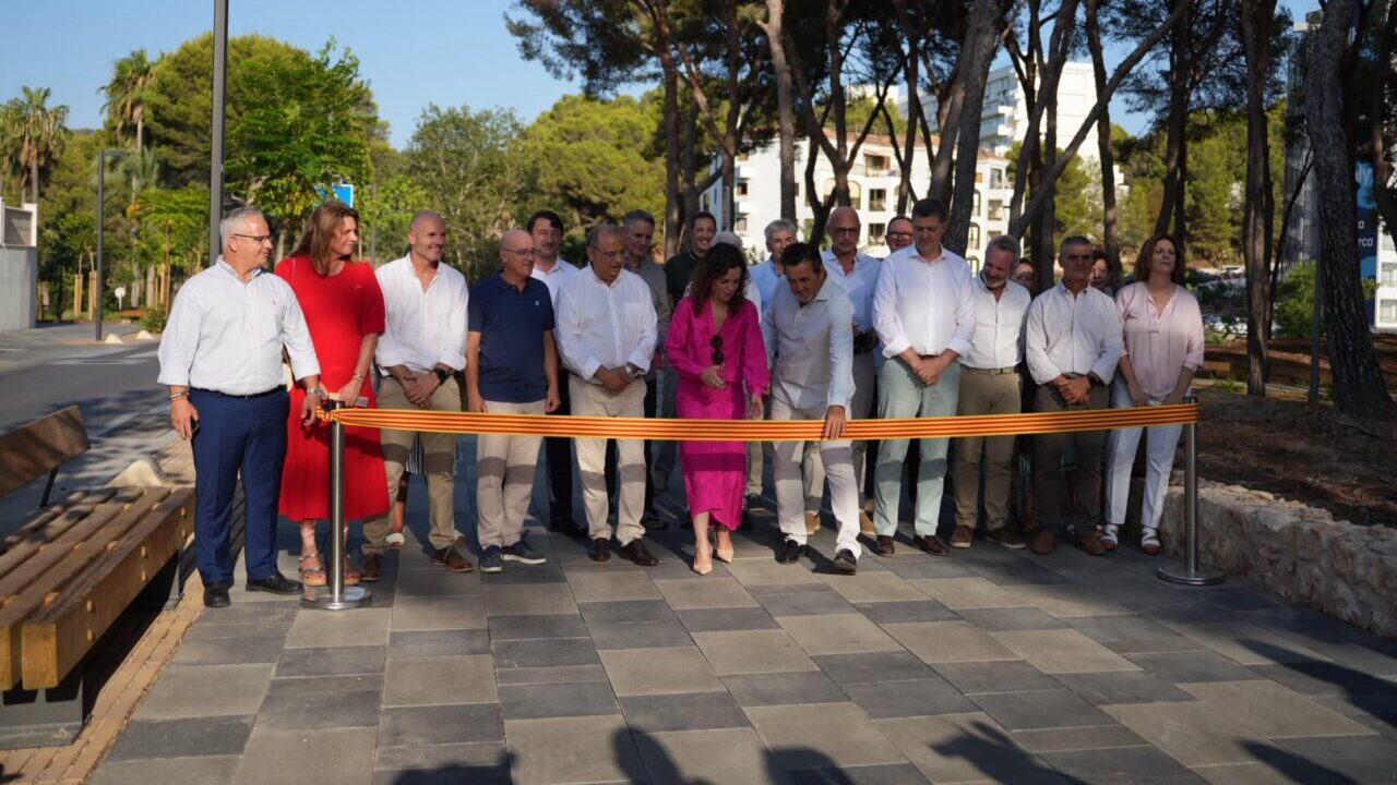 Inauguraci&oacute;n del bulevar de Peguera con autoridades locales presentes