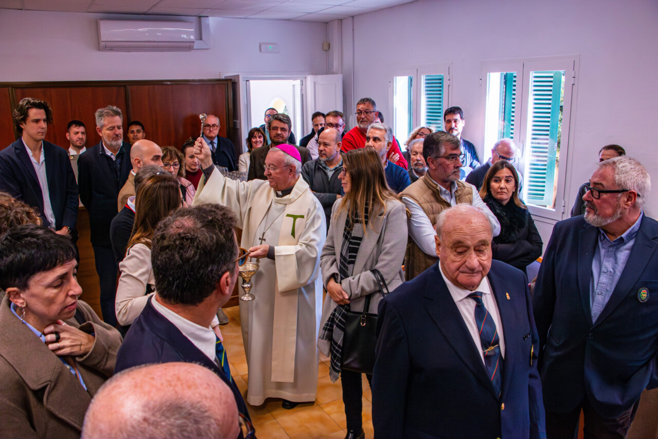 Inauguración del Centre Stella Maris con diversas personas presentes