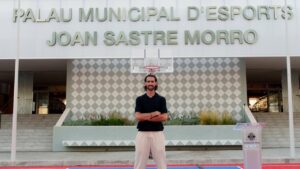 Joan Sastre frente al Palacio Municipal de Deportes en Inca