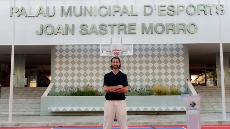 Joan Sastre frente al Palacio Municipal de Deportes en Inca