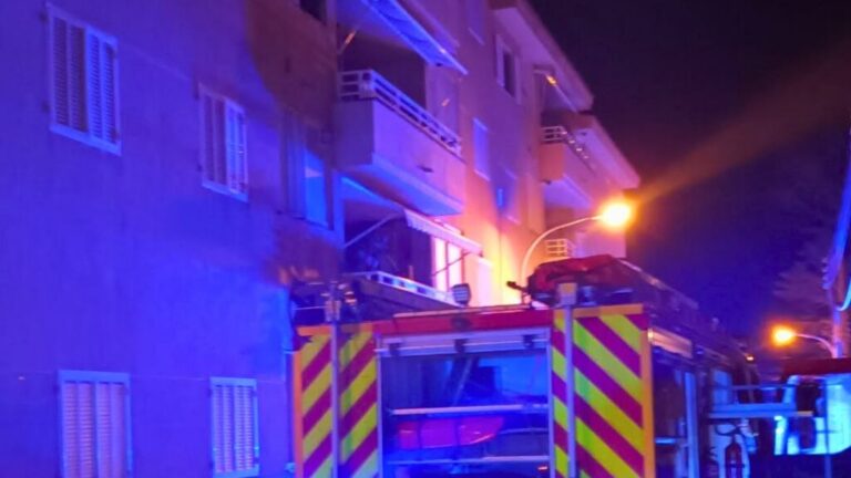 Un incendio arrasa dos plantas de un edificio en Cala Rajada y deja varios heridos