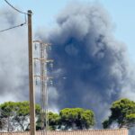 Nubes de humo negro tras un incendio de camión en Mercapalma