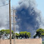 Nubes de humo negro tras el incendio de un camión en Mercapalma