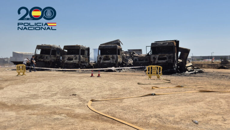 Camiones quemados en el incendio en Mercapalma