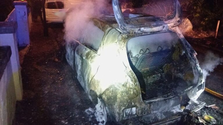 Un coche queda calcinado tras arder de madrugada en Betlem