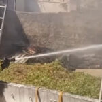 Bombero apagando un incendio en Llucmajor con manguera