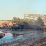 Bomberos controlando un incendio en una planta de residuos en Llucmajor