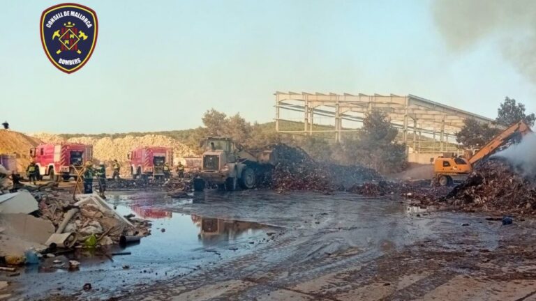 Bomberos controlando un incendio en una planta de residuos en Llucmajor