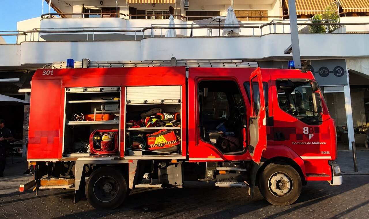 Cami&oacute;n de bomberos en Port d'Alc&uacute;dia tras un incendio en un restaurante