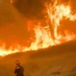 Un bombero frente a un incendio forestal en Espa&ntilde;a