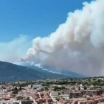 Vista de un gran incendio forestal en Madrid y Ávila con humo denso