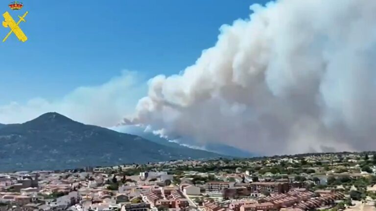 Vista de un gran incendio forestal en Madrid y Ávila con humo denso