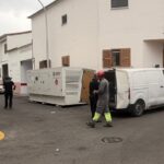 Grupo de trabajadores y vehículos en una calle de Playa de Palma