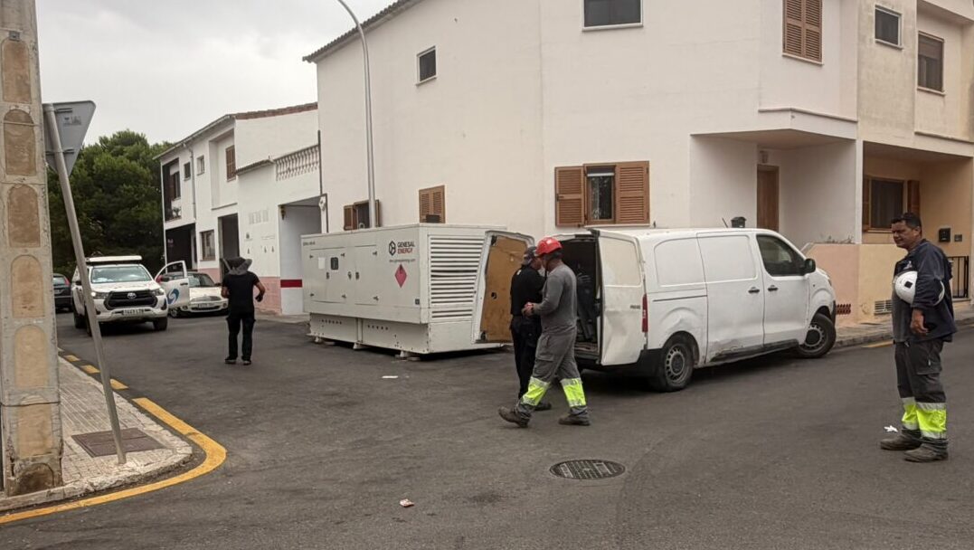 Grupo de trabajadores y veh&iacute;culos en una calle de Playa de Palma
