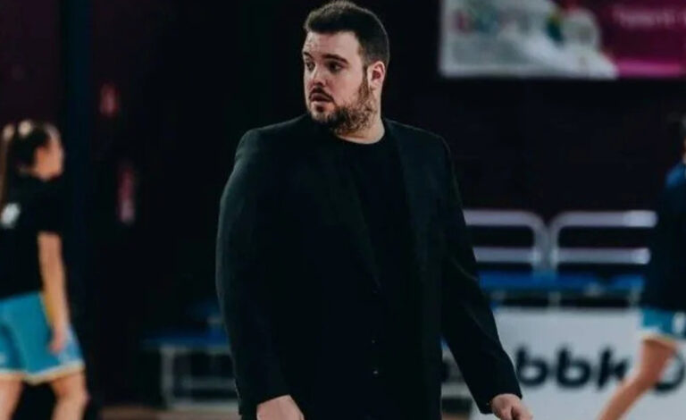 I&ntilde;igo N&uacute;&ntilde;ez dirigiendo al equipo de baloncesto Palmer Basket