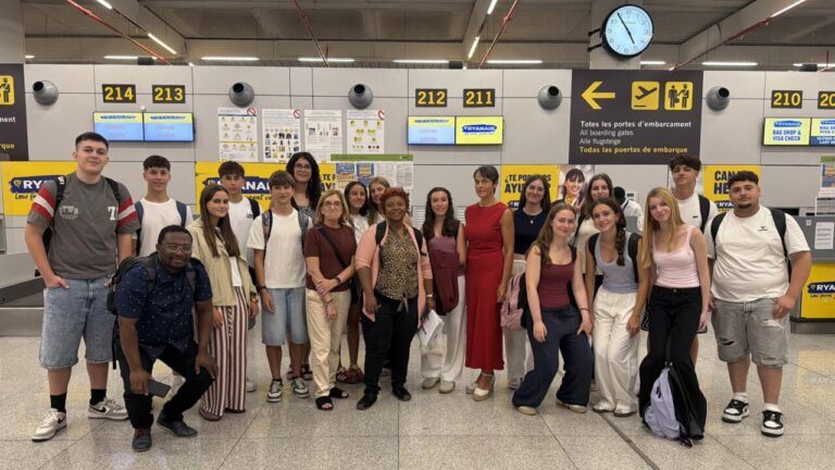Grupo de alumnos de Baleares en el aeropuerto listos para su inmersión lingüística