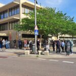 Grupo de inmigrantes en cola para regularización en Baleares
