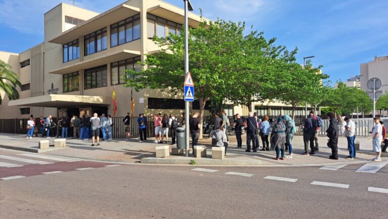 Grupo de inmigrantes en cola para regularización en Baleares