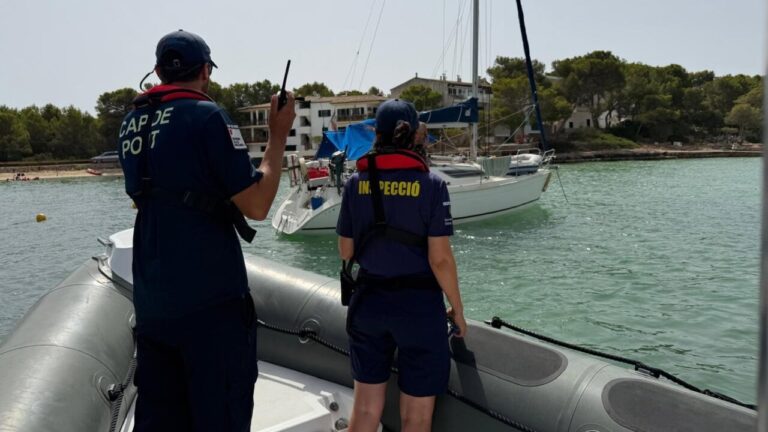 Inspección de chárter náutico en Portocolom con agentes de vigilancia.