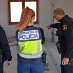 Agentes de policía inspeccionando un restaurante en Cala Millor por irregularidades