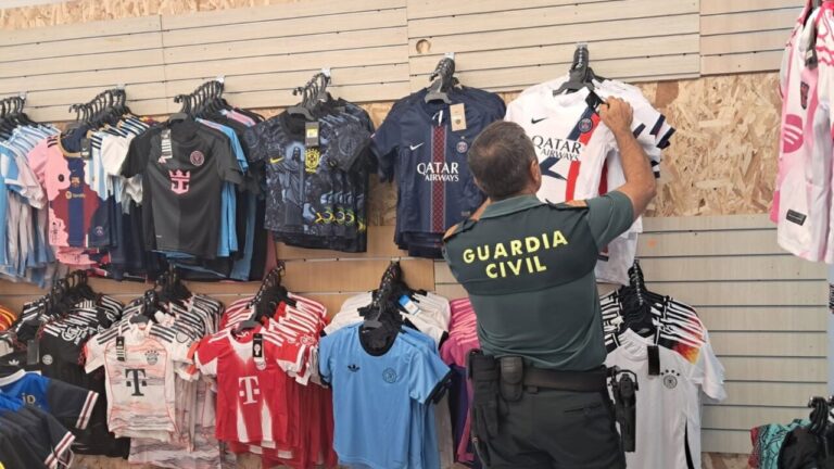 Agente de la Guardia Civil inspeccionando camisetas en tienda de Mallorca