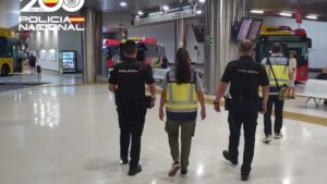 Agentes de polic&iacute;a en la estaci&oacute;n intermodal durante una intervenci&oacute;n