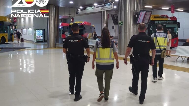 Agentes de policía en la estación intermodal durante una intervención