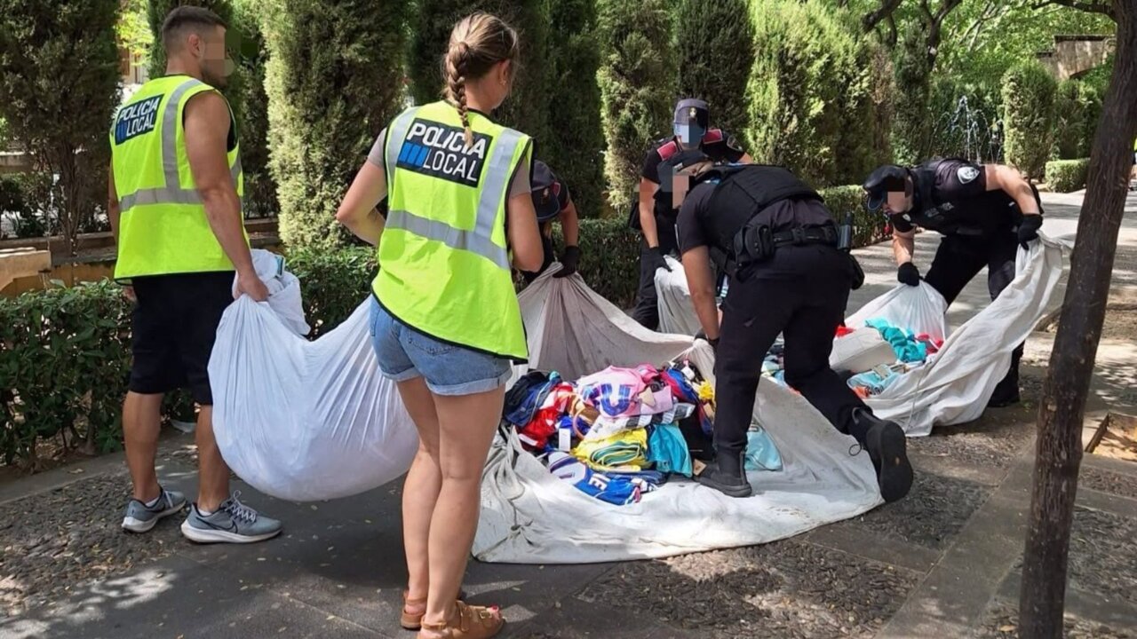 Agentes de la Polic&iacute;a Local interviniendo art&iacute;culos de venta ambulante en s'Hort del Rei.
