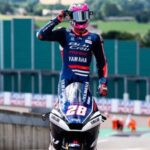 Izan Guevara celebrando en el podio tras la carrera de Moto2