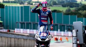 Izan Guevara celebrando en el podio tras la carrera de Moto2
