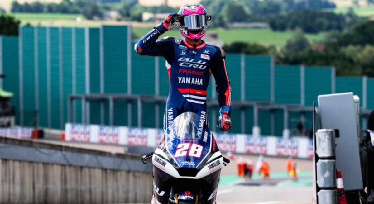 Izan Guevara celebrando en el podio tras la carrera de Moto2