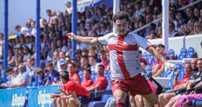 Izan Llinares jugando en un partido con el Atlético Baleares.