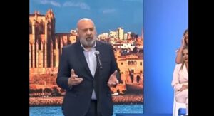 Jaime Mart&iacute;nez hablando en un evento pol&iacute;tico en Santiago de Compostela