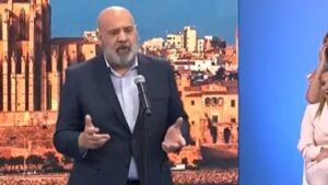 Jaime Mart&iacute;nez hablando en un evento pol&iacute;tico en Santiago de Compostela