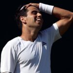 Jaume Munar mostrando una expresión de frustración durante un partido de tenis en Wimbledon.