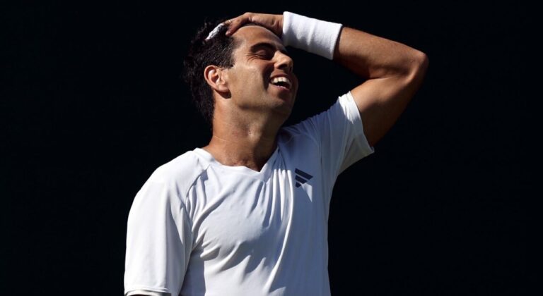 Jaume Munar mostrando una expresión de frustración durante un partido de tenis en Wimbledon.