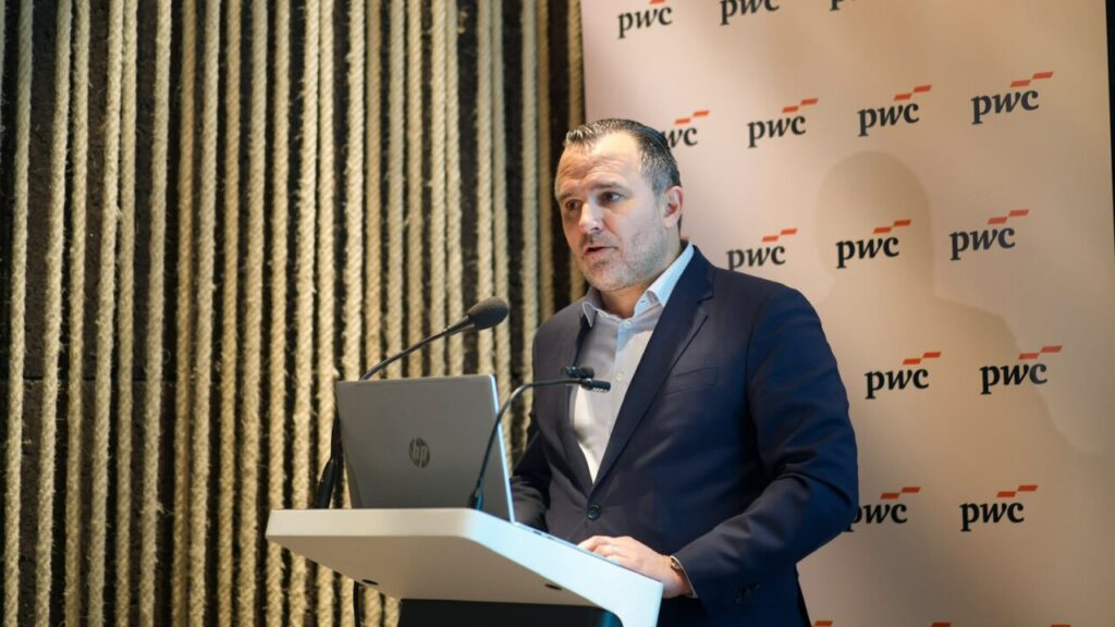 Javier Vich hablando sobre turismo y diálogo en Mallorca