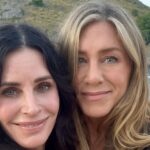 Jennifer Aniston y Courteney Cox sonriendo en Mallorca
