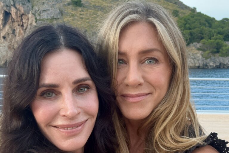 Jennifer Aniston y Courteney Cox sonriendo en Mallorca