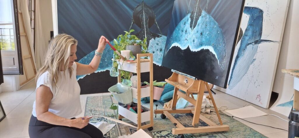 Jennifer Nicholson pintando acuarelas en su estudio en Mallorca